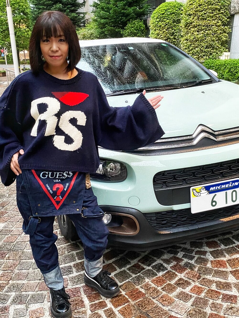 「スニーカーコーデ、厚底シューズ、asap rocky、GUESS ORIGINALS × A$AP ROCKY、RAF SIMONS、ラフ シモンズ、CITROEN、citroen c3、シトロエン C3、イタリア街」｜「RAF SIMONSのアイテム（トップス、ブラック系）」を使った、WODDYFUNKさん（レディース・155cm）の春コーディネートの1枚目の写真