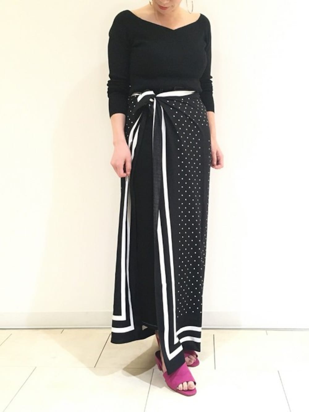 ピンク系のサンダル、ブラック系のデニムスカート、ブラック系のバンダナ/スカーフを着用したレディースの春コーディネートの1枚目の写真