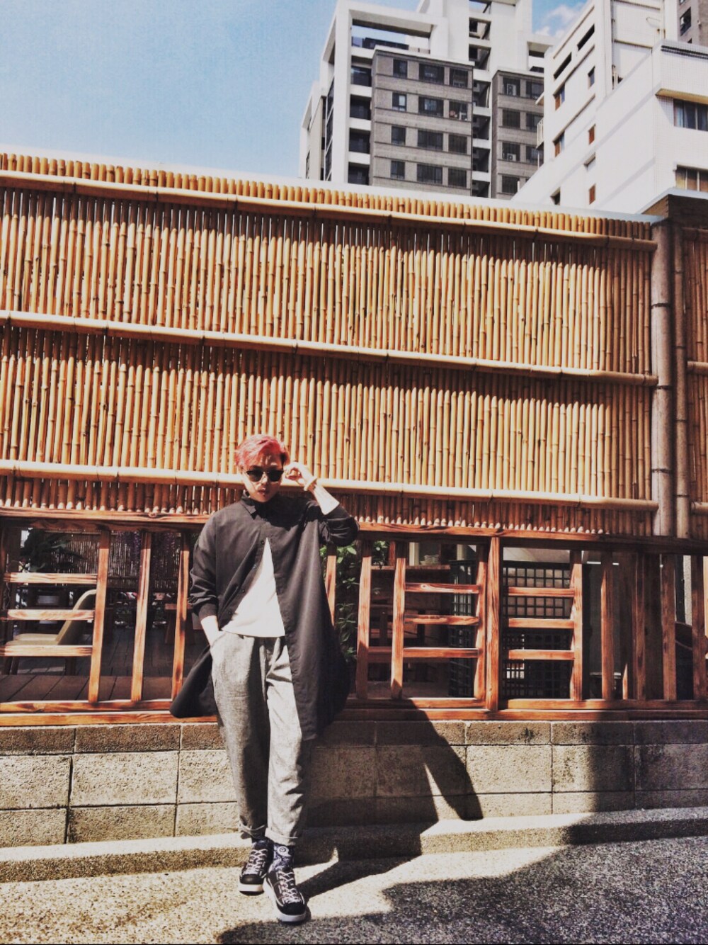「Taiwan、Taichung、pinkhair、chiswick、streetfashion、korean fashion、street」｜「Chiswickのアイテム（シューズ、ブラック系）」を使った、Joey Wangさん（レディース・165cm）の冬コーディネートの1枚目の写真