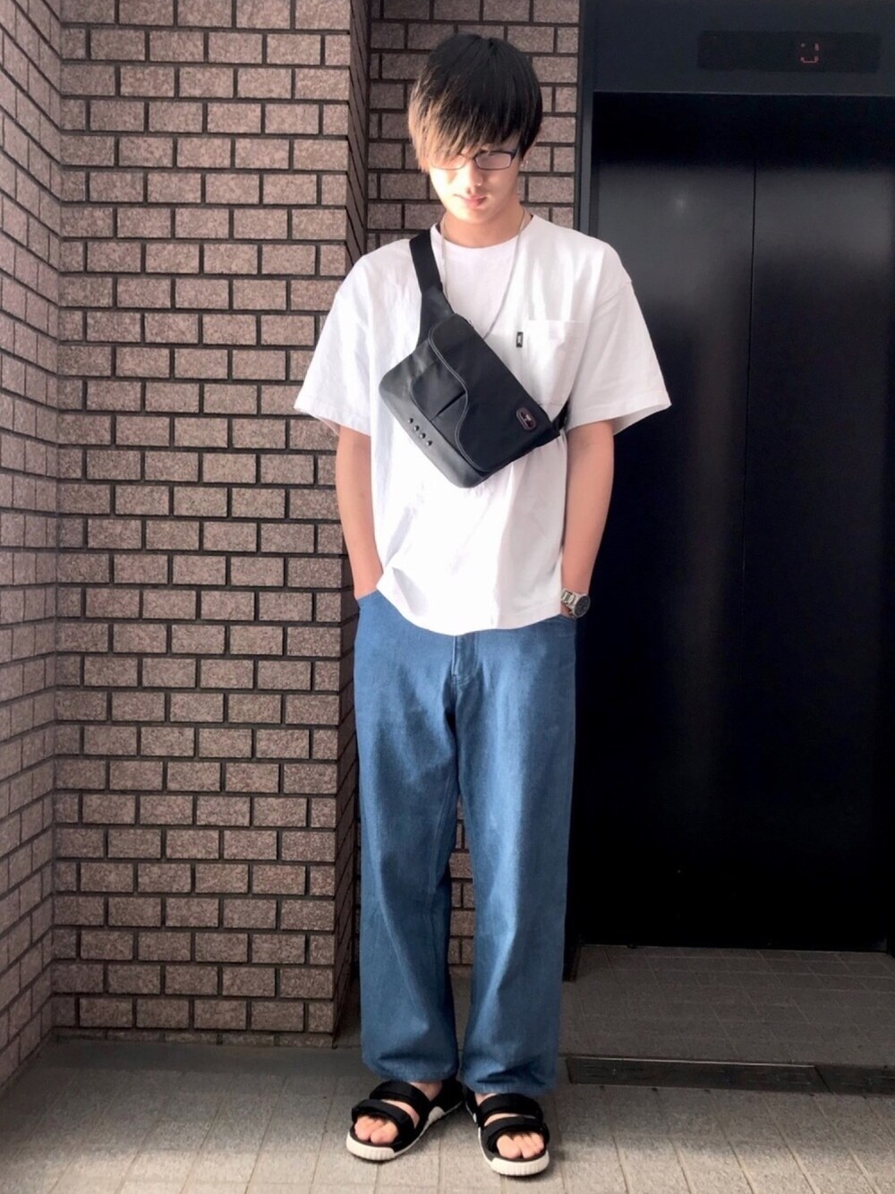 「ラフ、ゆるコーデ、サンダル、めがね、メガネ男子」｜「GUのアイテム（Tシャツ/カットソー、ホワイト系）」を使った、Hiromiさん（メンズ・183cm）の春コーディネートの1枚目の写真