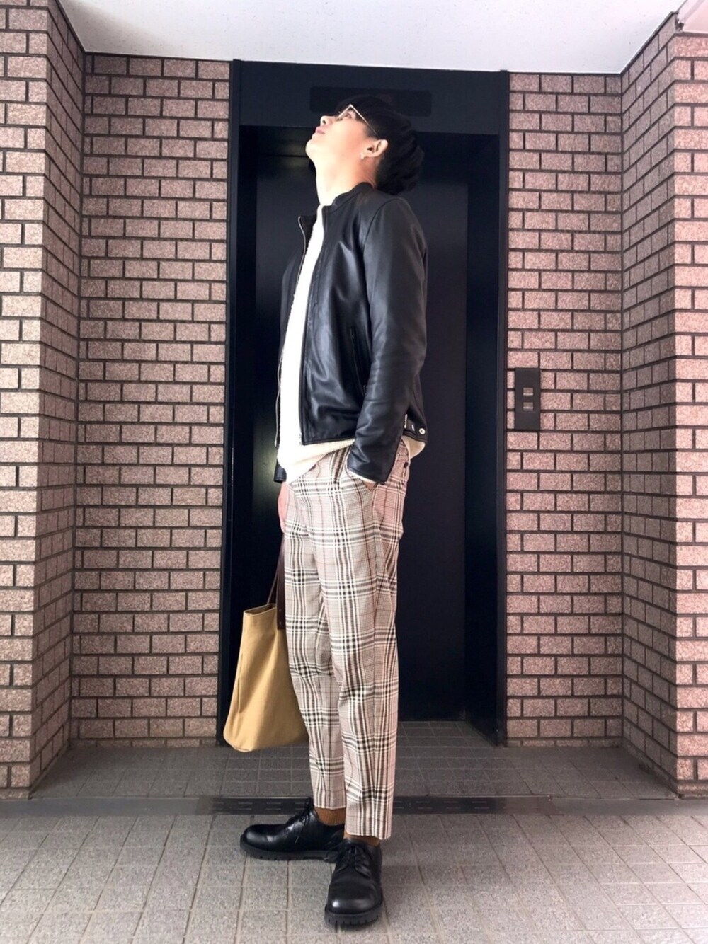 「ライダース、洗えるニット、チェック、チェックパンツ、ジャーナルスタンダード、革靴、GU、トートバッグ」｜「JOURNAL STANDARDのラムレザーシングルライダース＃（ライダースジャケット、ブラック系）」を使った、Hiromiさん（メンズ・183cm）の秋コーディネートの1枚目の写真