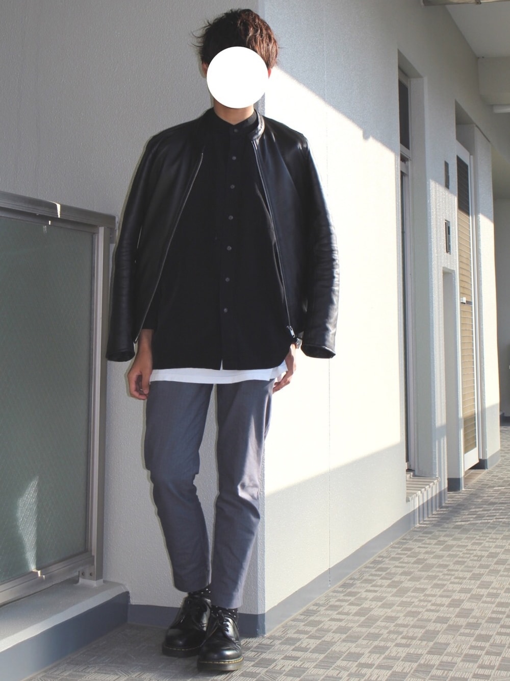 ブラック系のライダースジャケット、ブラック系のシャツ/ブラウス、ホワイト系のTシャツ/カットソーを着用したメンズの秋コーディネートの1枚目の写真