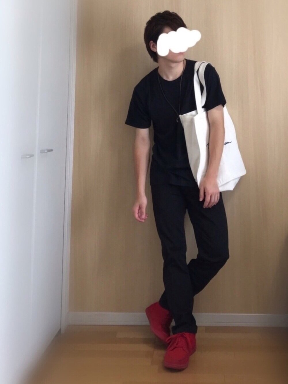 ブラック系のTシャツ/カットソー、ブラック系のデニムパンツ、レッド系のシューズを着用したメンズの春コーディネートの1枚目の写真