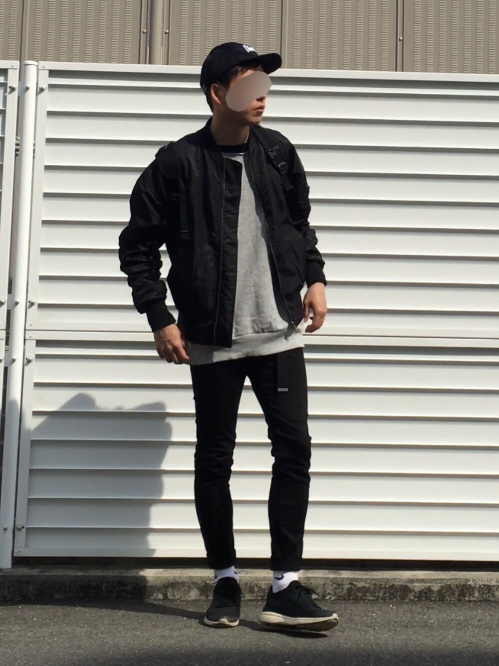 「キャップ、モノトーン、春コーデ、MA-1、リュック、ビッグシルエット、スキニーデニム、NIKE、PUMA」｜「GLOBAL WORKのベースボールキャップ/708272（キャップ、ブラック系）」を使った、ヤム名人さん（メンズ・182cm）の春コーディネートの1枚目の写真