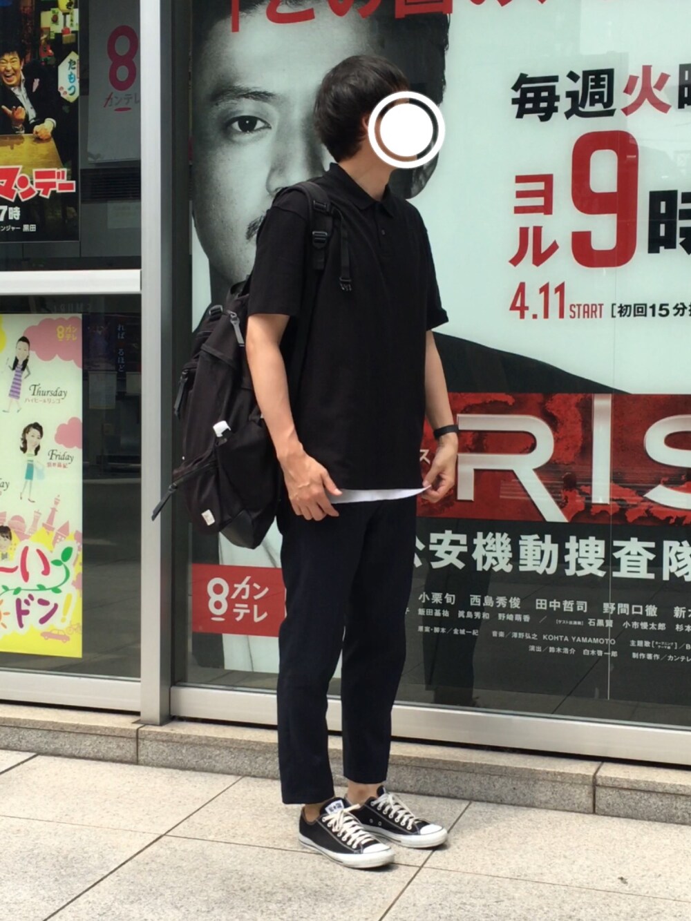 「次回銀魂実写版で同じ手口使う、夏コーデ、シンプルコーデ、レイヤードスタイル、リュック、ポロシャツ、converse、UNIQLO」｜「GLOBAL WORKの【WEB限定価格】MT.DAYPACK/557338（バックパック/リュック、ブラック系）」を使った、ヤム名人さん（メンズ・182cm）の夏コーディネートの1枚目の写真