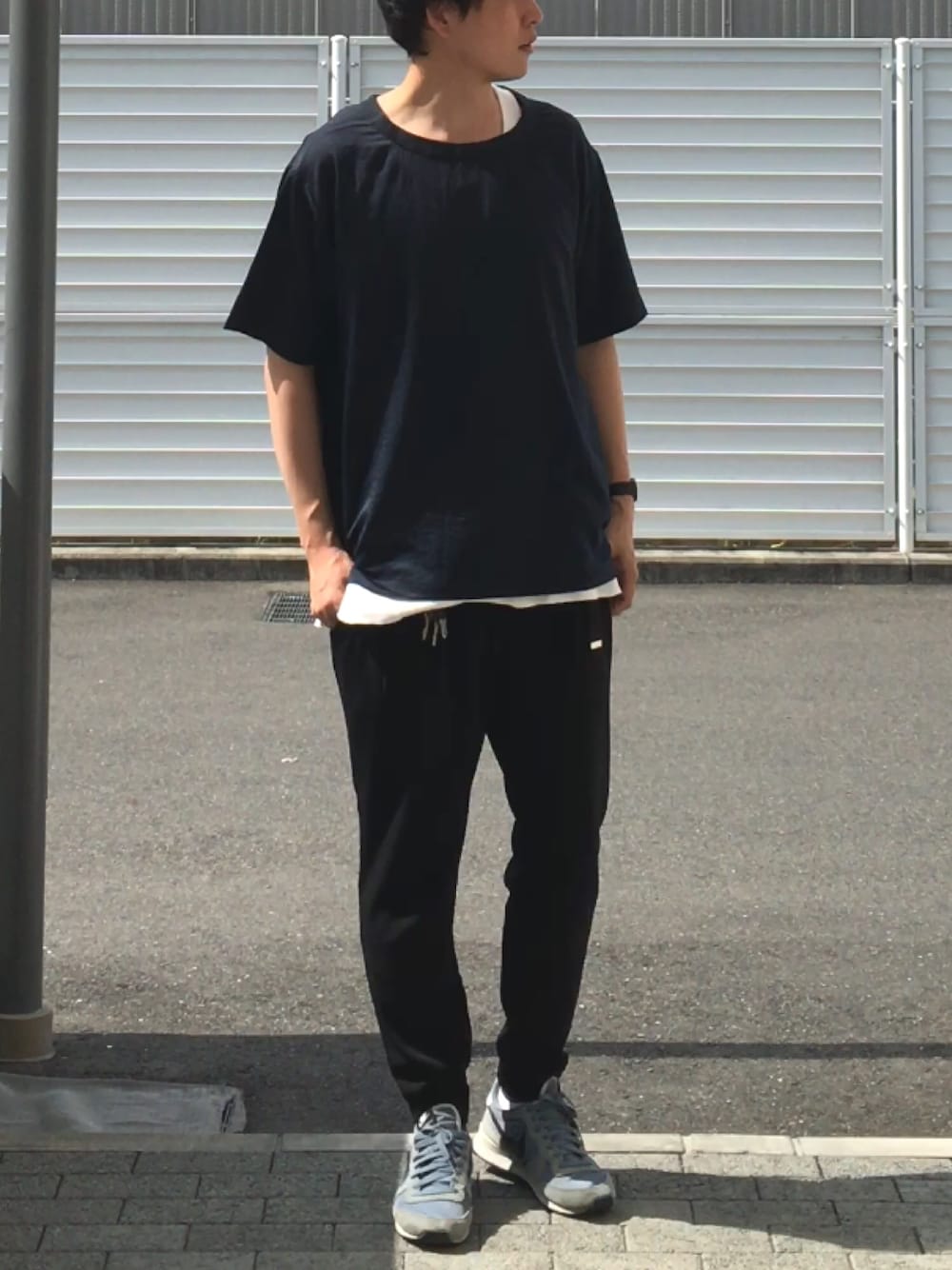 「夏、レイヤードスタイル、シンプルコーデ、SENSEOFPLACE、ビッグシルエット、プルオーバー、ドレープ　、NIKE」｜「SENSE OF PLACE by URBAN RESEARCHのボリュームプルオーバー(5分袖)（Tシャツ/カットソー、ブルー系）」を使った、ヤム名人さん（メンズ・182cm）の夏コーディネートの1枚目の写真