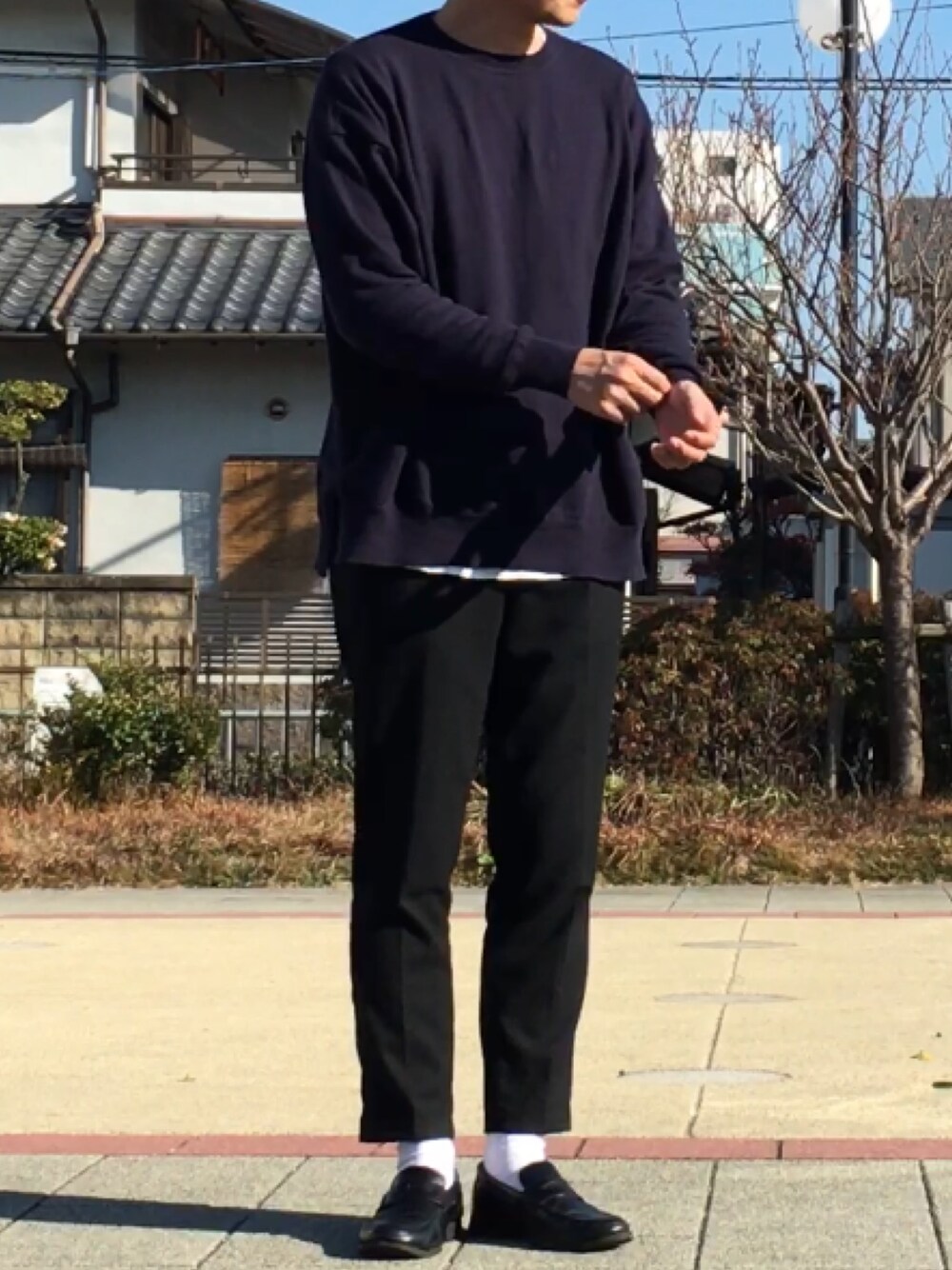 「ダイアン出てない件、ゴイゴイスー、シンプルコーデ、オトナカジュアル、ビッグシルエット、スラックス、白ソックス、ローファー、ニット、ネイビー」｜「niko and...のコットンカシミアビッグプルオーバー【niko and ...】（ニット/セーター、ブルー系）」を使った、ヤム名人さん（メンズ・182cm）の冬コーディネートの1枚目の写真