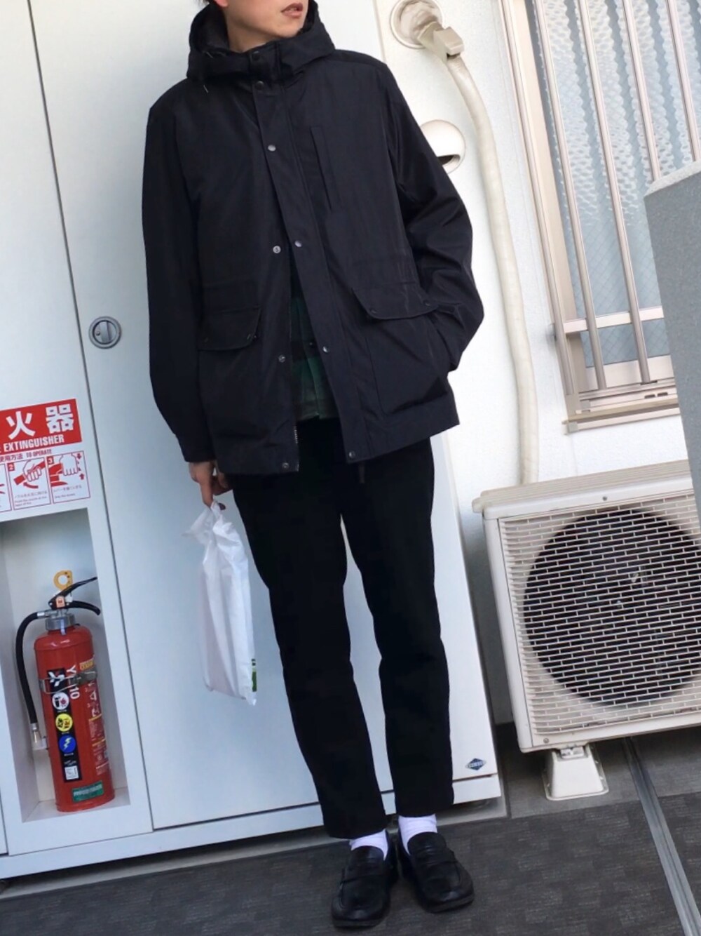 「黒、大人カジュアル、休日スタイル、マウンテンパーカー、チェックシャツ、スラックス、白ソックス、ローファー、正解はいつでも自分の心の中にある」｜「GUのアイテム（マウンテンパーカー、ブラック系）」を使った、ヤム名人さん（メンズ・182cm）の冬コーディネートの1枚目の写真