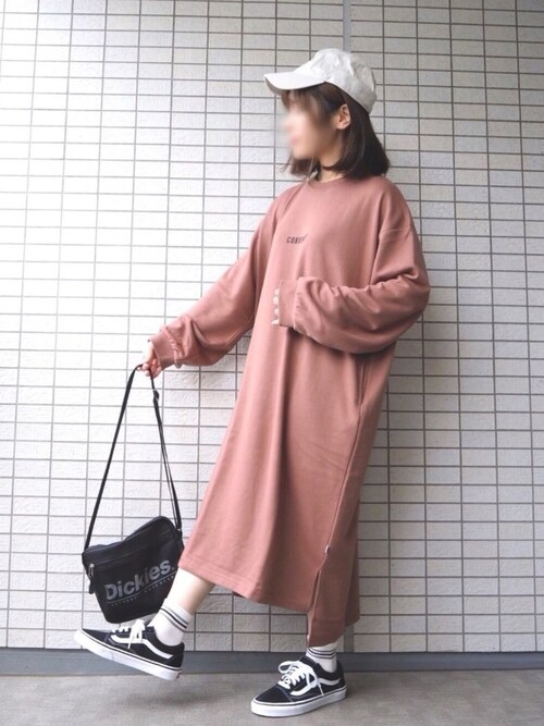 人気のファッショントレンド 上ワンピース コンバース コーデ