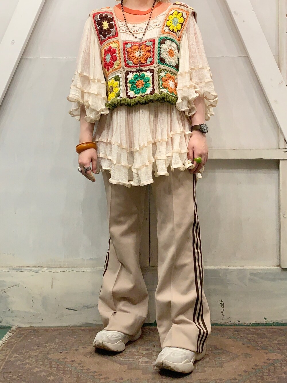 「これが私をアゲる服、古着、used、vintage、ギリシャチュニック、ギリシャワンピース、グラニースクエア、ビスチェ、70s、フレアパンツ」｜「NIKEのアイテム（シューズ、ホワイト系）」を使った、ひなのさん（レディース・157cm）の春コーディネートの1枚目の写真
