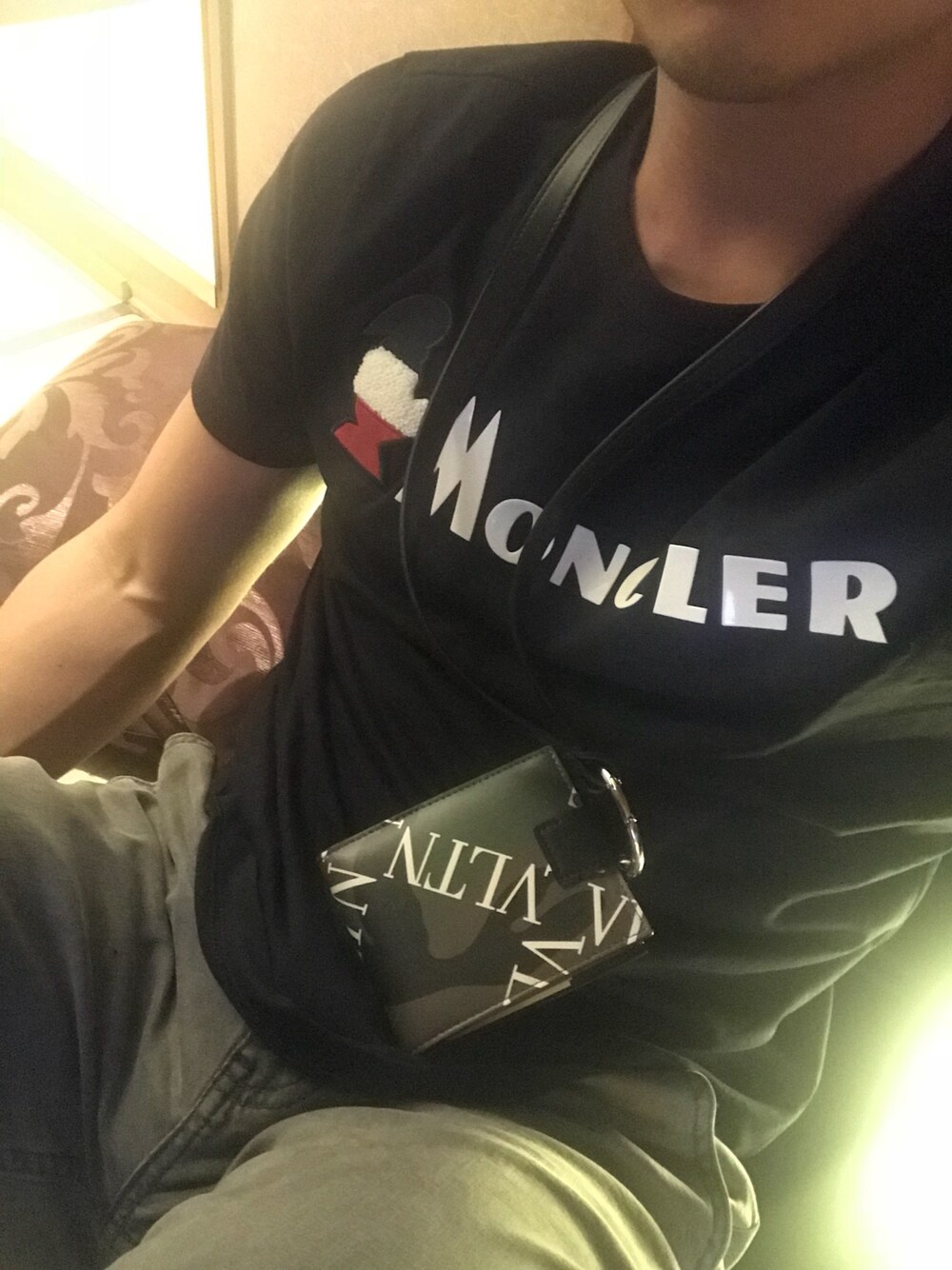 「モンクレール、ヴァレンティノ、迷彩、おしゃれさんと繋がりたい」｜「MONCLERのアイテム（Tシャツ/カットソー、ブラック系）」を使った、目がーーーーさん（メンズ・171cm）の夏コーディネートの1枚目の写真