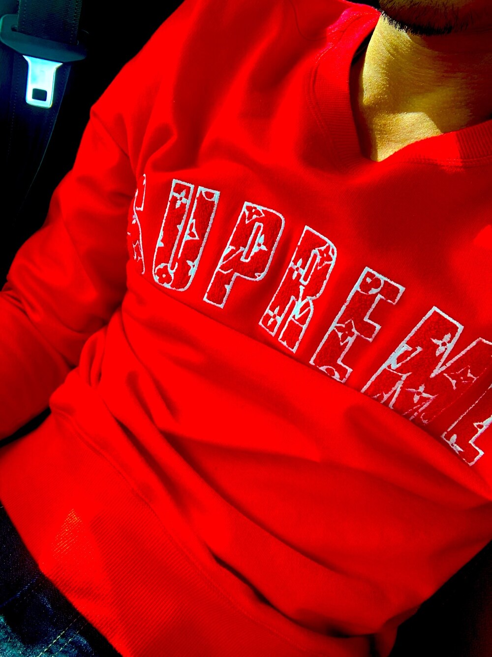 「シュプリーム、ルイヴィトン、おしゃれさんと繋がりたい、春、スニーカーコーデ、カジュアルコーデ、赤」｜「Supreme のアイテム（スウェット、レッド系）」を使った、目がーーーーさん（メンズ・171cm）の春コーディネートの1枚目の写真