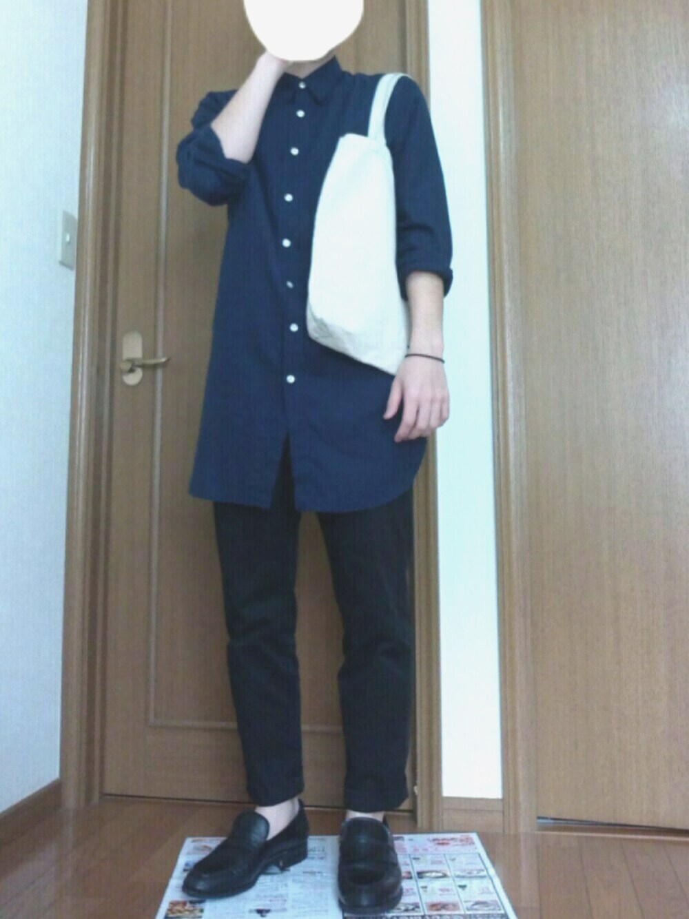 ブルー系のシャツ/ブラウス、ブラック系のドレスシューズ、ブラック系のその他パンツを着用したメンズの春コーディネートの1枚目の写真