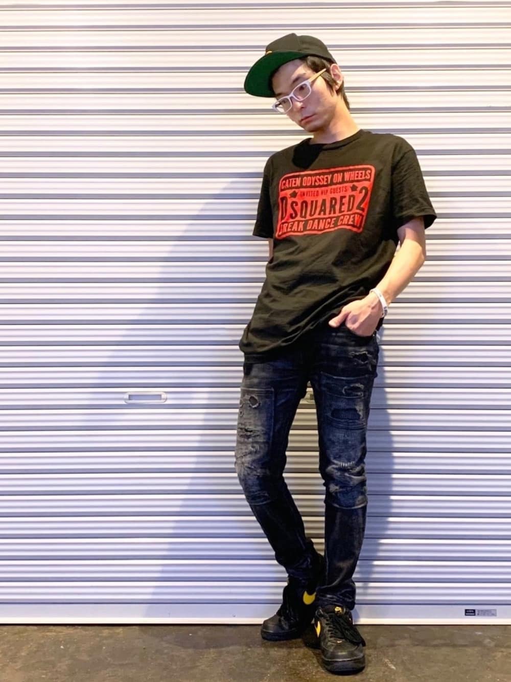 「ストリート、カジュアル、ブラック、モノトーン、キャップ、Tシャツ、ダメージデニム、スニーカー、メガネ男子、春夏コーデ」｜「DSQUARED2のDSQUARED2 T-shirts（Tシャツ/カットソー、ブラック系）」を使った、shinさん（メンズ・170cm）の春コーディネートの1枚目の写真