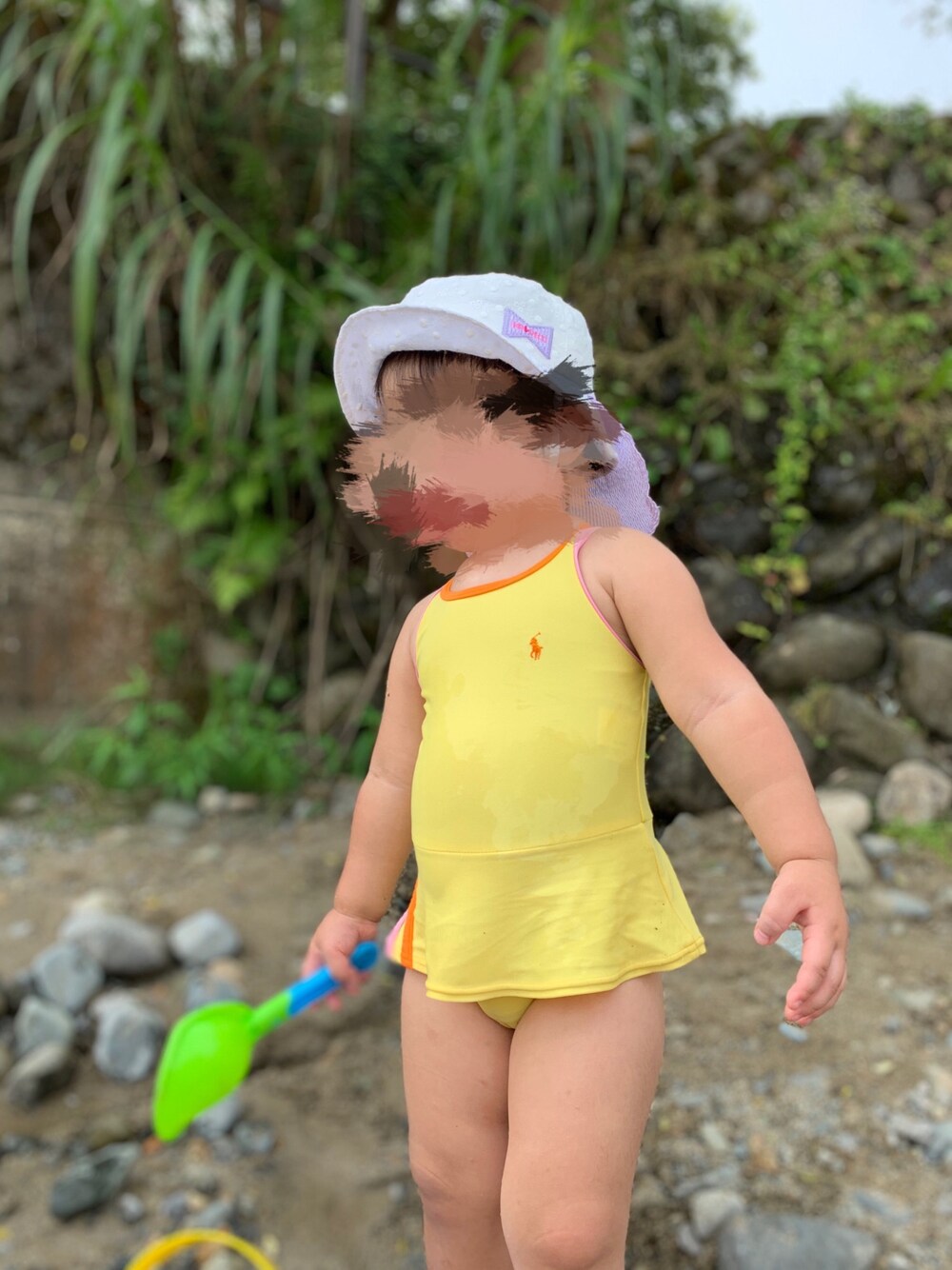 「海、川遊び、キッズコーデ、水遊び、水着コーデ、おしゃれさんと繋がりたい、女の子、夏コーデ、夏、夏休み」｜「KPのナチュラルなレース地の日よけ付き新生児帽子（ハット、ホワイト系）」を使った、🄺さん（キッズ・100cm）の冬コーディネートの1枚目の写真