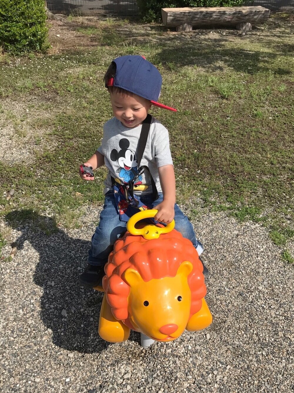 「夏コーデ、90サイズ、男の子、2歳、デニムコーデ、公園コーデ、ナイキスニーカー、ナイキキャップ、ミッキーT」｜「GAPのアイテム（Tシャツ/カットソー、グレー系）」を使った、ユウさん（キッズ・90cm）の春コーディネートの1枚目の写真