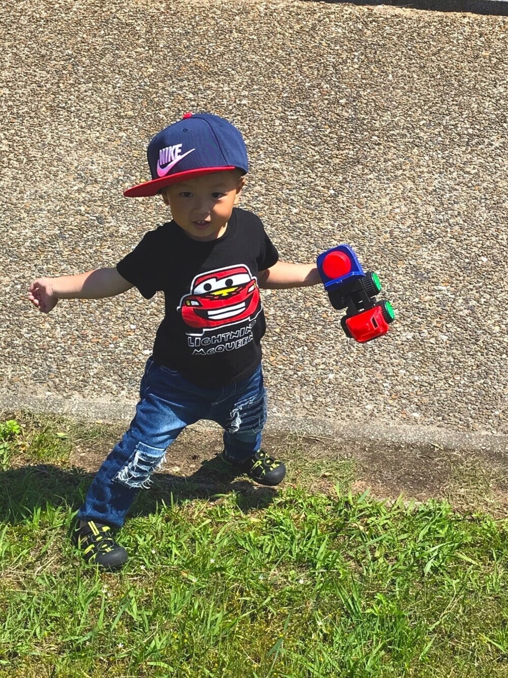 「男の子、2歳、公園、息子コーデ、おしゃれさんと繋がりたい、キッズファッション、キッズコーデ、カーズ、ナイキキャップ、keen」｜「西松屋のアイテム（Tシャツ/カットソー、ブラック系）」を使った、ユウさん（キッズ・90cm）の春コーディネートの1枚目の写真
