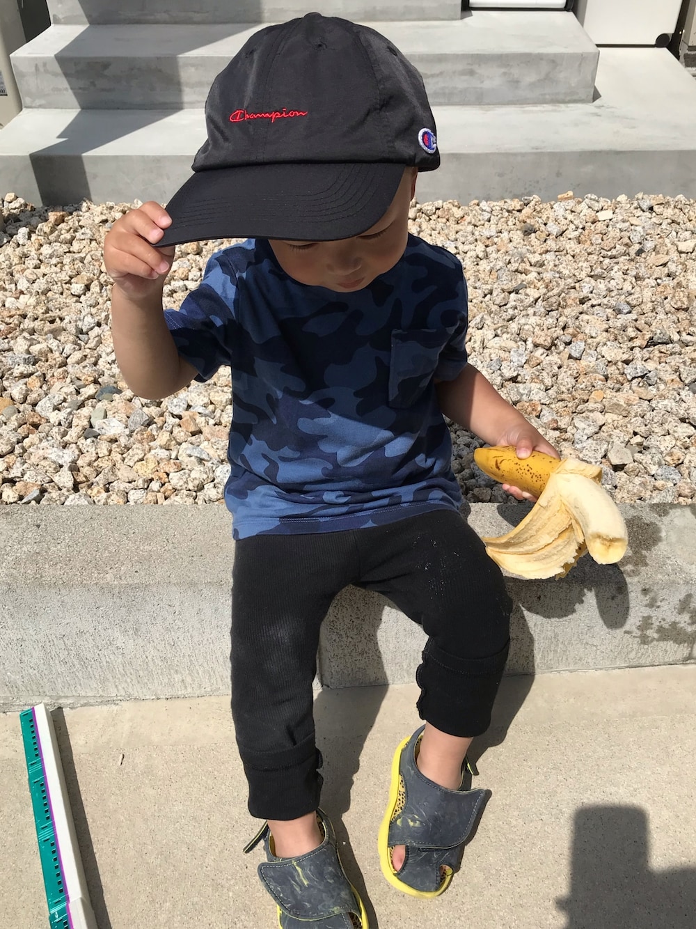 「キッズファッション、男の子、砂場遊び、迷彩、おしゃれさんと繋がりたい、2歳、お家コーデ、シンプル、GAP、チャンピオン」｜「GAPのアイテム（Tシャツ/カットソー、ブルー系）」を使った、ユウさん（キッズ・90cm）の春コーディネートの1枚目の写真