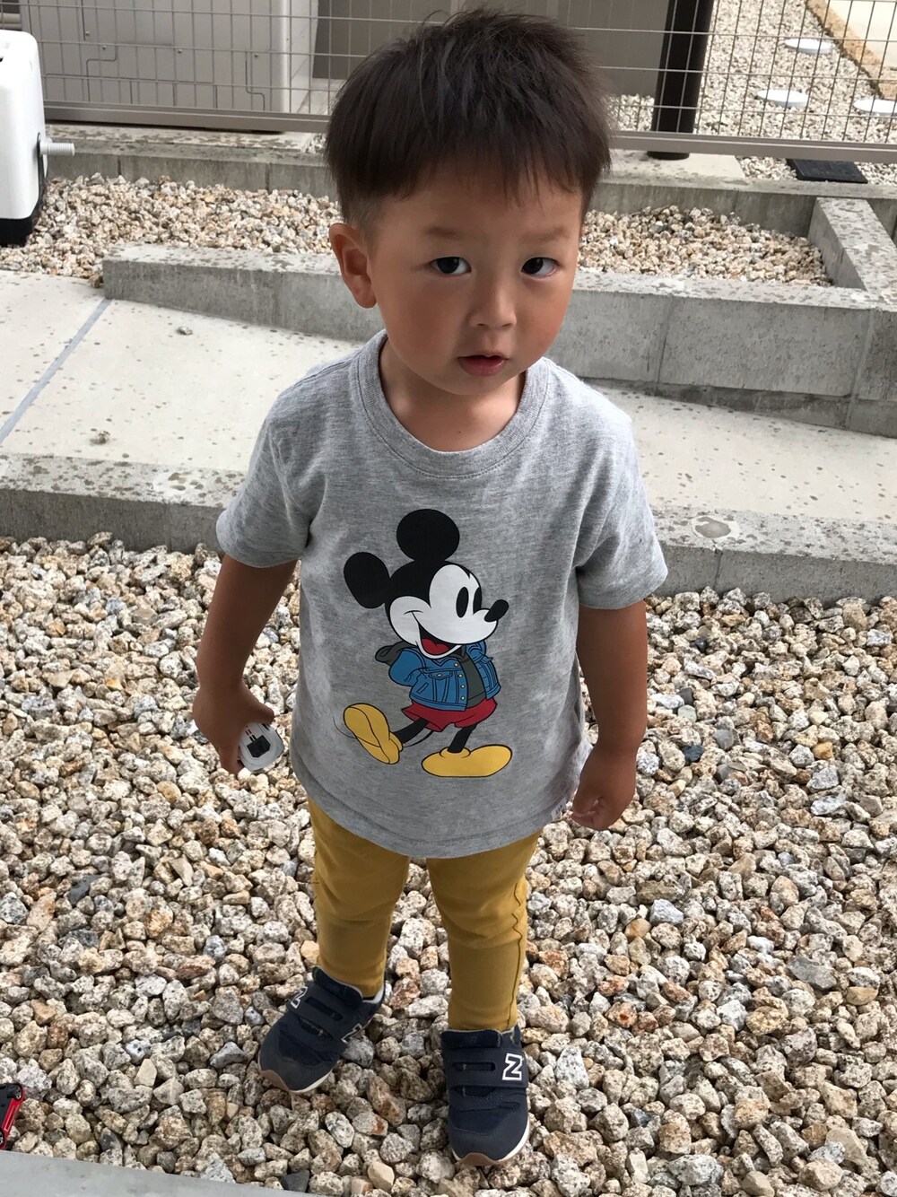 「キッズコーデ、男の子コーデ、雨の日コーデ、2歳、お洒落さんとつながりたい、ブランシェス、GAP、New Balance、車好き、ミッキー」｜「GAPのアイテム（Tシャツ/カットソー、グレー系）」を使った、ユウさん（キッズ・90cm）の春コーディネートの1枚目の写真