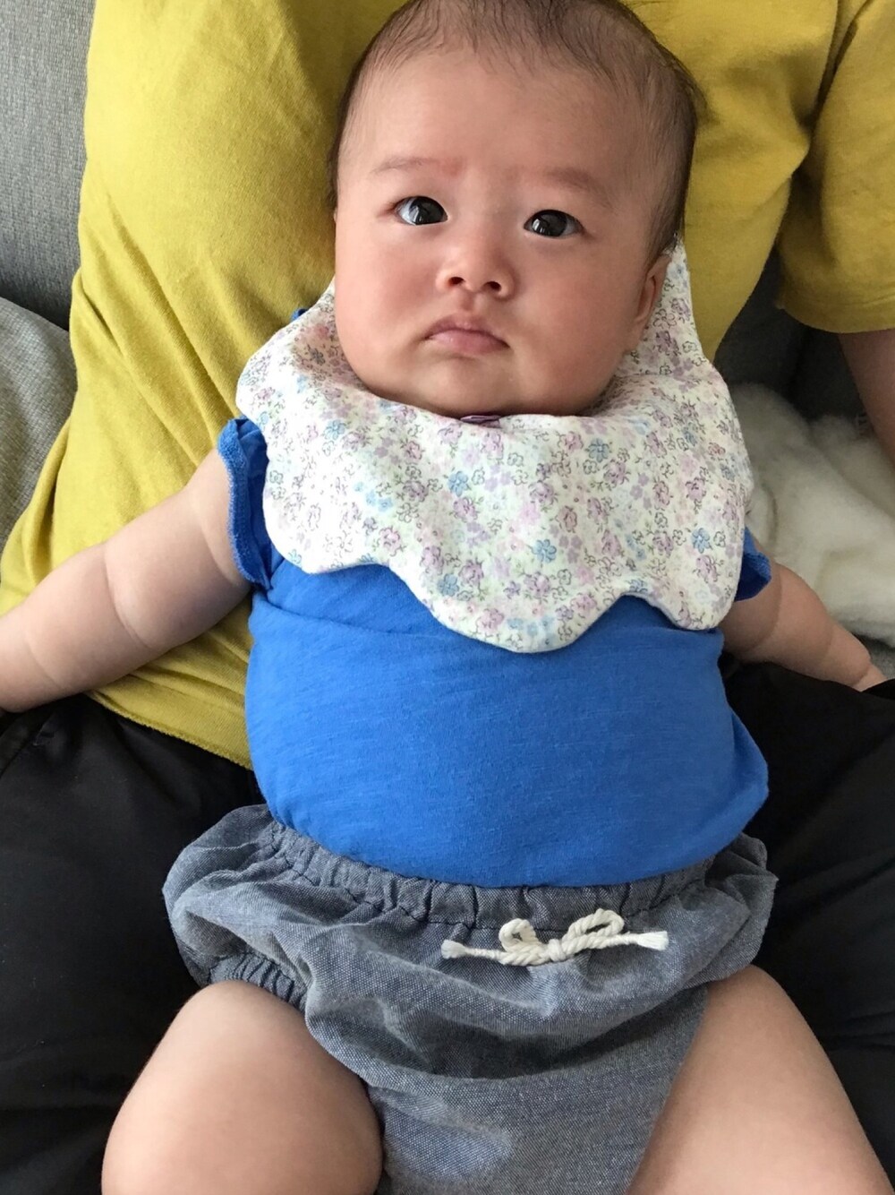 「キッズコーデ、3ヶ月ベビー、女の子ベビー、女の子、夏コーデ、シンプル、赤ちゃん、むちむち、kids、妹」｜「Birthdayのアイテム（スタイ/よだれかけ、パープル系）」を使った、ユウさん（キッズ・90cm）の春コーディネートの1枚目の写真