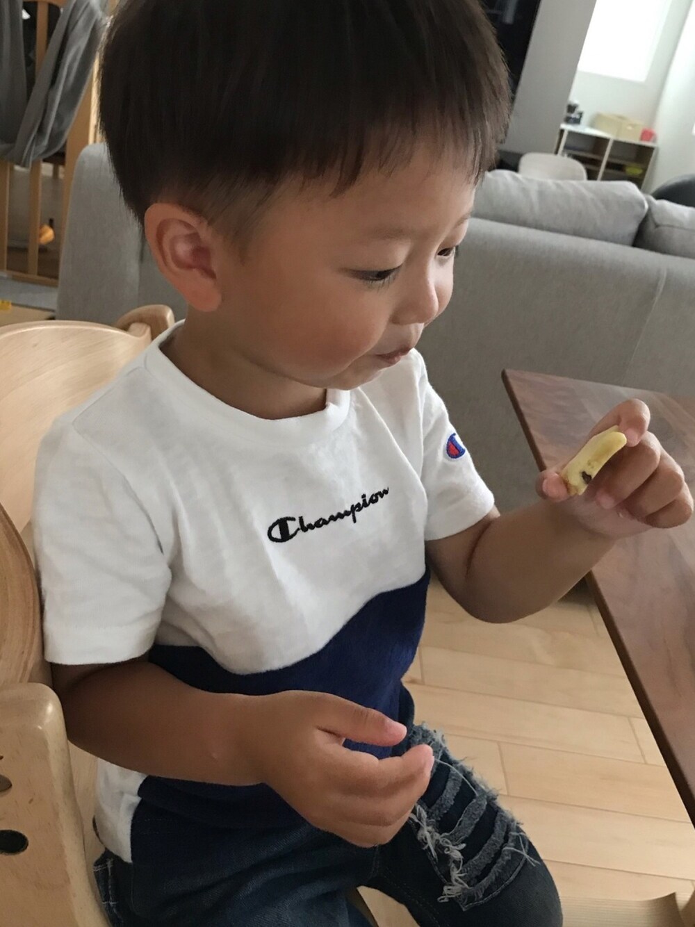 「おとこのこ、むすこーで、夏、おうちファッション、2歳、キッズファッション、デニム、おしゃれさんと繋がりたい、息子、雨」｜「Championのアイテム（Tシャツ/カットソー、ホワイト系）」を使った、ユウさん（キッズ・90cm）の夏コーディネートの1枚目の写真