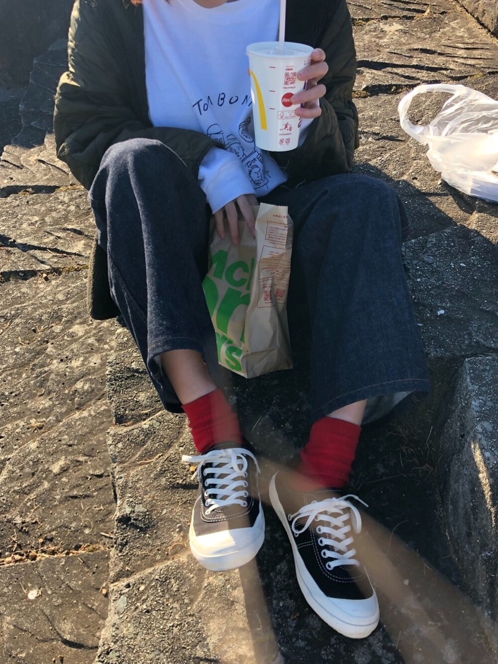 「冬、ootd、着回しコーデ、スウェット、UNIQLO、赤ソックス、TOMBONIA、ワイドパンツ、converse」｜「tomboniaのアイテム（スウェット、ホワイト系）」を使った、ハナレさん（レディース・154cm）の冬コーディネートの1枚目の写真