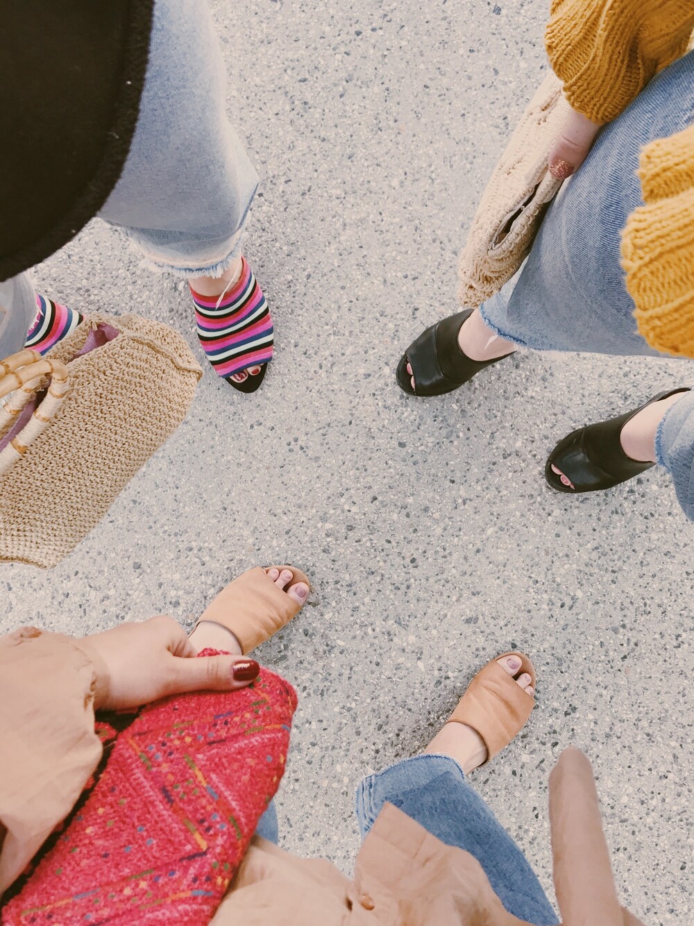 「AnthroStyle、contest」｜「Anthropologieのアイテム（サンダル、ベージュ系）」を使った、Tessaさん（レディース・163cm）の春コーディネートの1枚目の写真