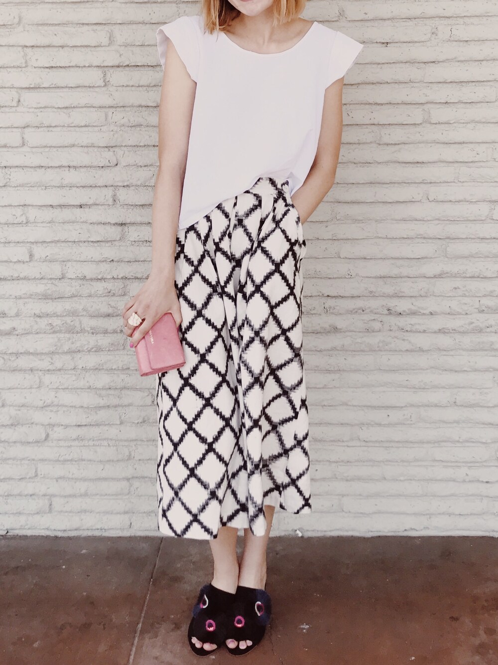 「Sunday、brunch、shoecloset、white and black、mules、springstyle、Anthropologie、Odells」｜「Anthropologieのアイテム（スカート、ホワイト系）」を使った、Tessaさん（レディース・163cm）の春コーディネートの1枚目の写真