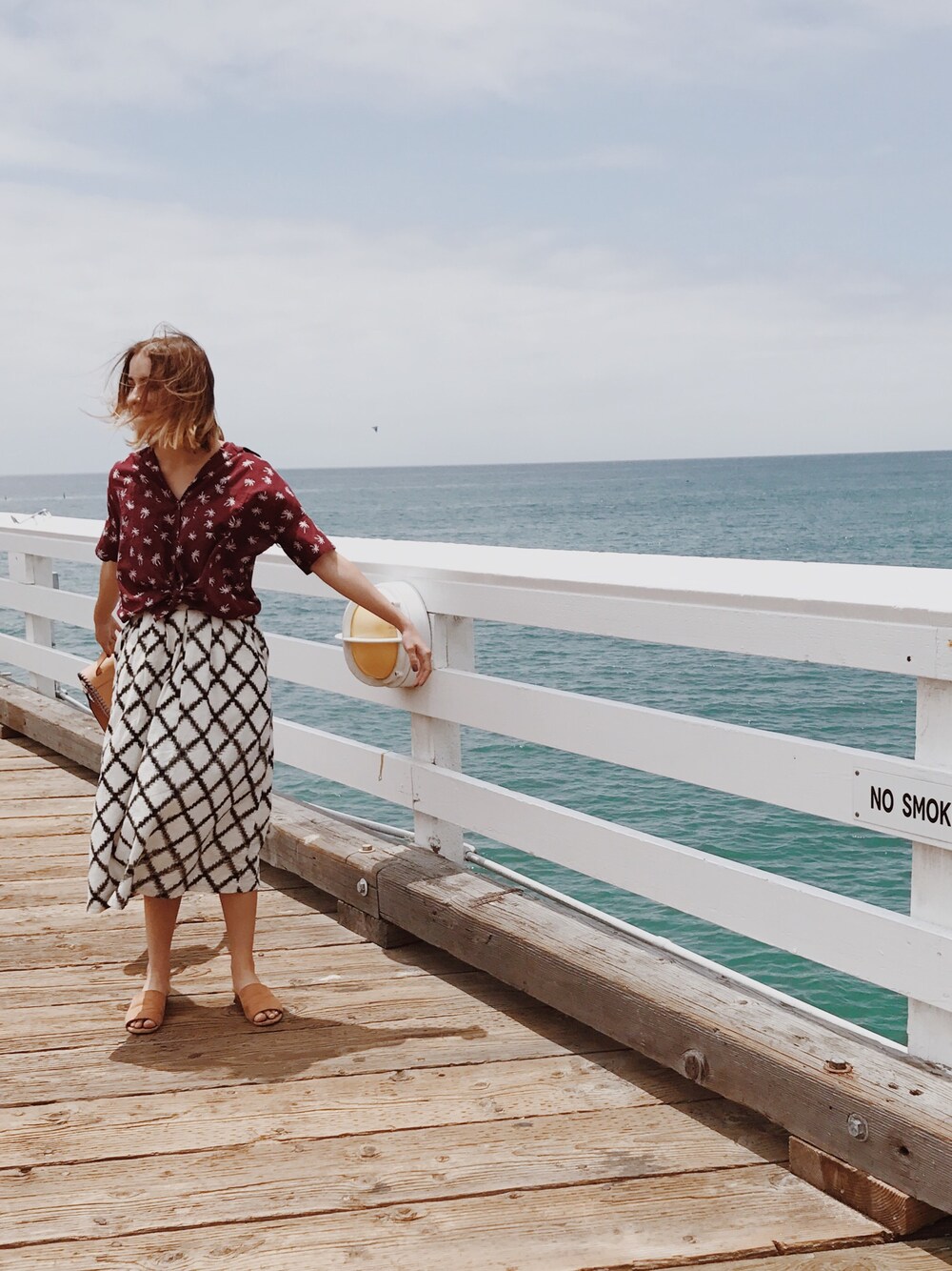 「malibu、summer、beach、ootd、casual、ikat、Palm tree、hawaii shirt、Hawaiian」｜「Anthropologieのアイテム（スカート、ホワイト系）」を使った、Tessaさん（レディース・163cm）の夏コーディネートの1枚目の写真