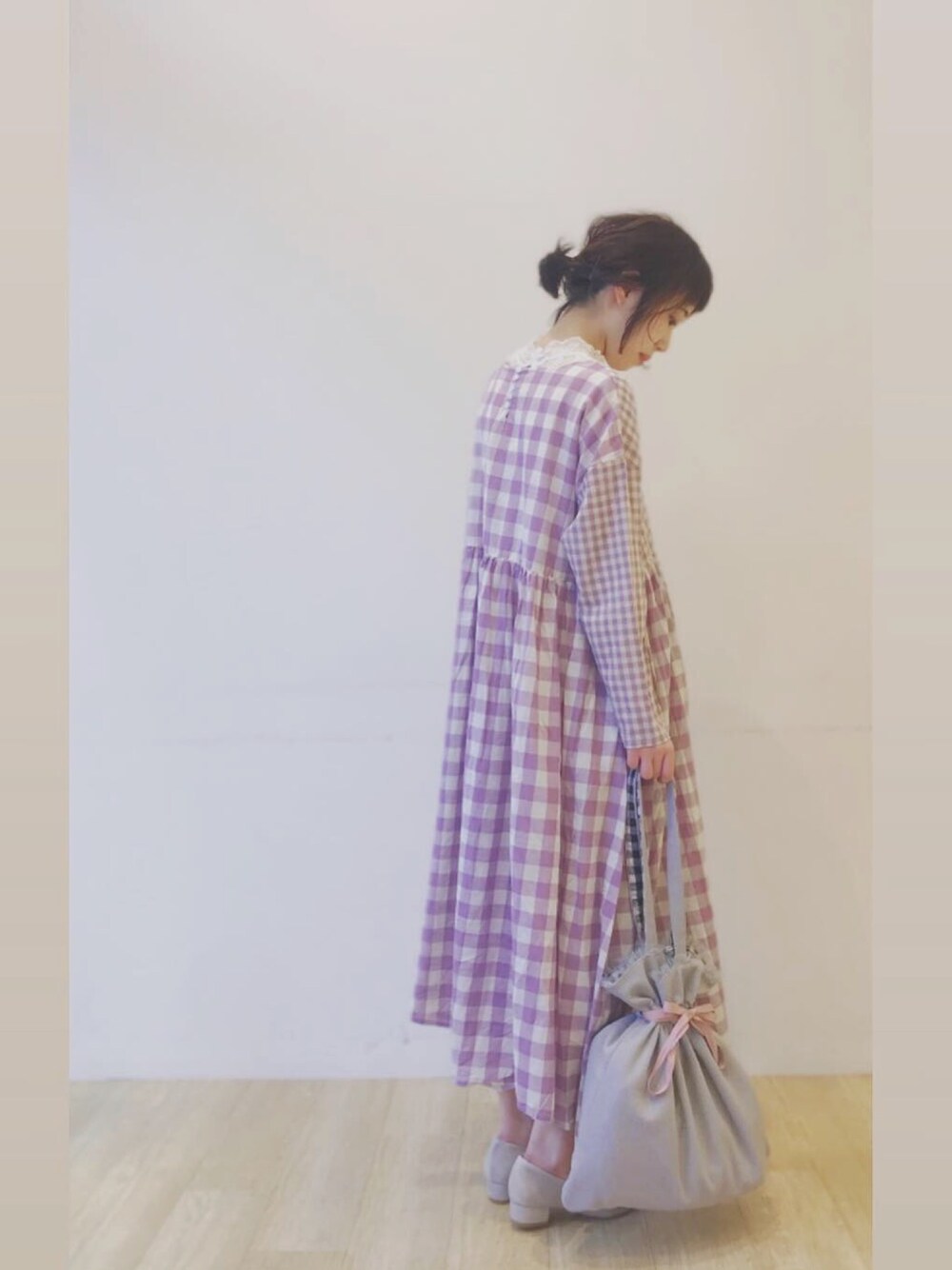 パープル系のワンピース、グレー系のトートバッグ、シルバー系のパンプスを着用したレディースの冬コーディネートの1枚目の写真
