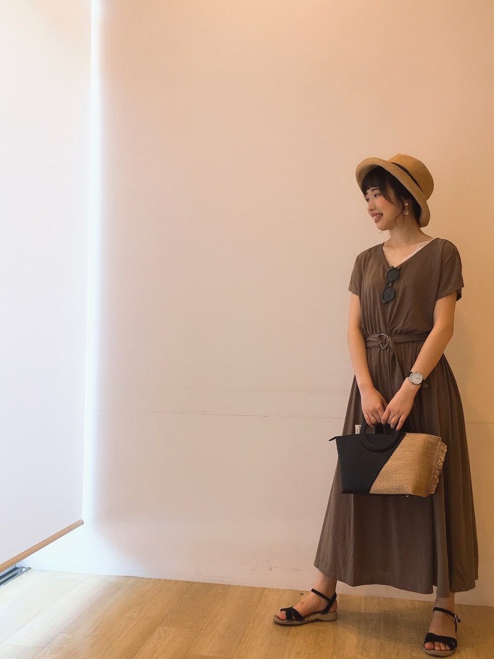 「ナチュラル、darkbeige、お散歩大好き、高身長女子、いいね、save、フォローお願いします🤑、earthstaff、earth music&ecology」｜「earth music&ecologyのベルト付きVネックカットワンピース（ワンピース、ベージュ系）」を使った、niboshiさん（レディース・163cm）の夏コーディネートの1枚目の写真