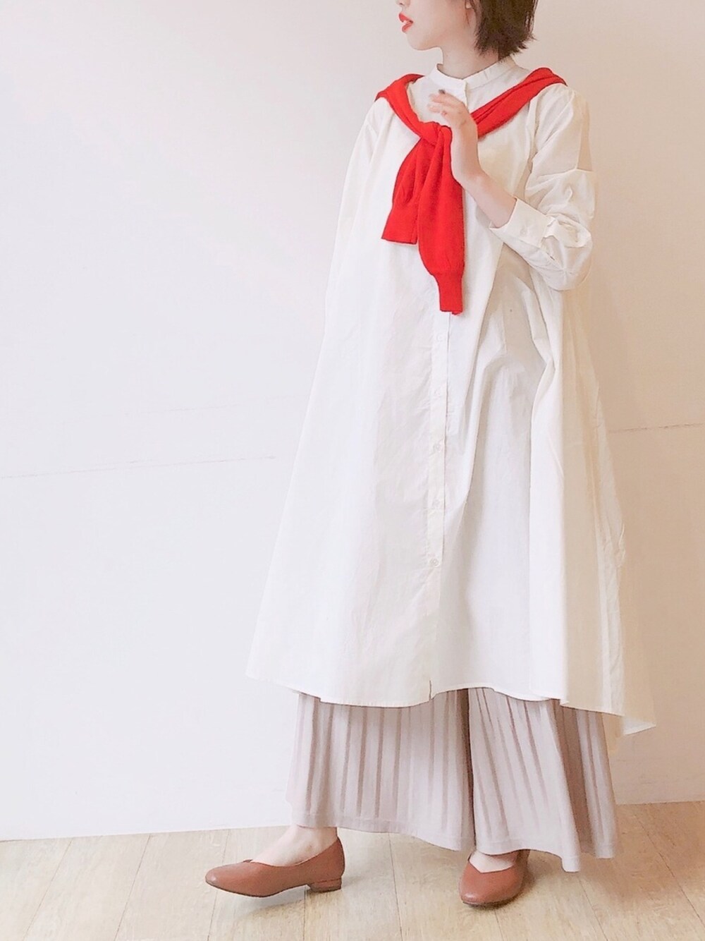 「シンプル、春服、シャツワンピ、ベージュ、164cm、お洒落さんとつながりたい」｜「earth music&ecologyのアイテム（シャツワンピース、ブラック系）」を使った、niboshiさん（レディース・164cm）の春コーディネートの1枚目の写真