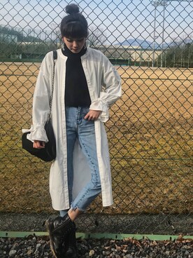harunaさんの「ライトブルーの淡いブリーチ加工でこなれ感◆クロップド丈テーパード裾フリンジデニム」を使ったコーディネート