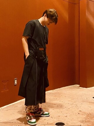 Chengwei Wen is wearing Yohji Yamamoto "YohjiYamamotoxNewEra/ヨウジヤマモト×ニューエラ/ShoulderPouch"