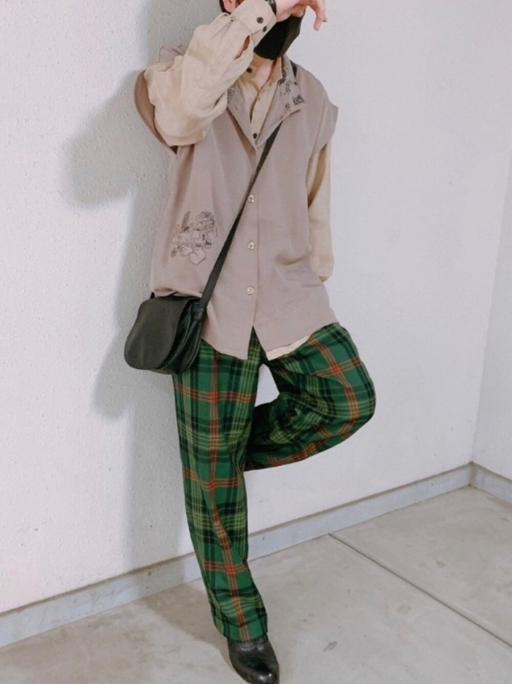 「モード、古着、キレイ目、夏、チェックパンツ、ノーカラーシャツ、ストリートモード、シャツコーデ、ショルダーバッグ、ootd」｜「夢物語のアイテム（ベスト、ベージュ系）」を使った、シャツ男 さん（メンズ・167cm）の春コーディネートの1枚目の写真