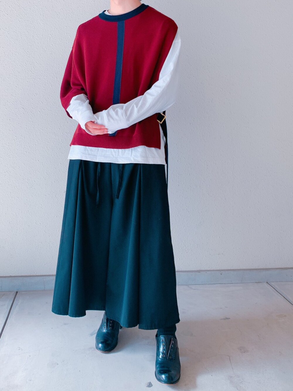 「春コーデ、クルニ、CULLNI、袴パンツ、ハレ、HARE、モード、古着、ベスト、シンプル」｜「CULLNIの2020春夏　アシンメトリーニット（ニット/セーター、レッド系）」を使った、シャツ男 さん（メンズ・167cm）の春コーディネートの1枚目の写真