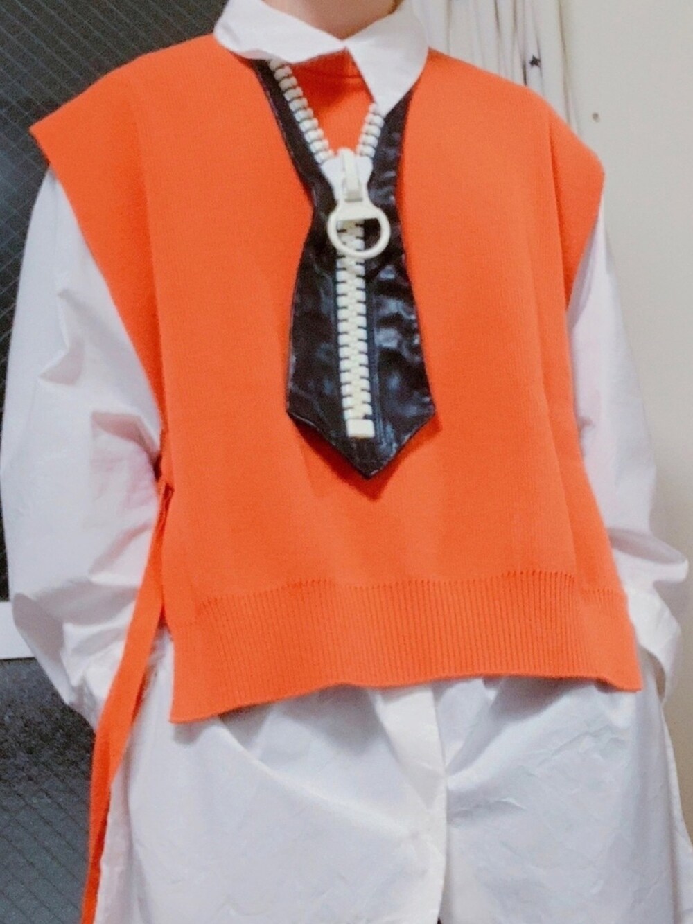 「ハレ(HARE)、ハレ、モード、きれいめカジュアル、キレイ目、ベスト、ロングシャツ、ootd、ネクタイ、kawa-kawa」｜「HAREのアイテム（ベスト、オレンジ系）」を使った、シャツ男 さん（メンズ・167cm）の春コーディネートの1枚目の写真