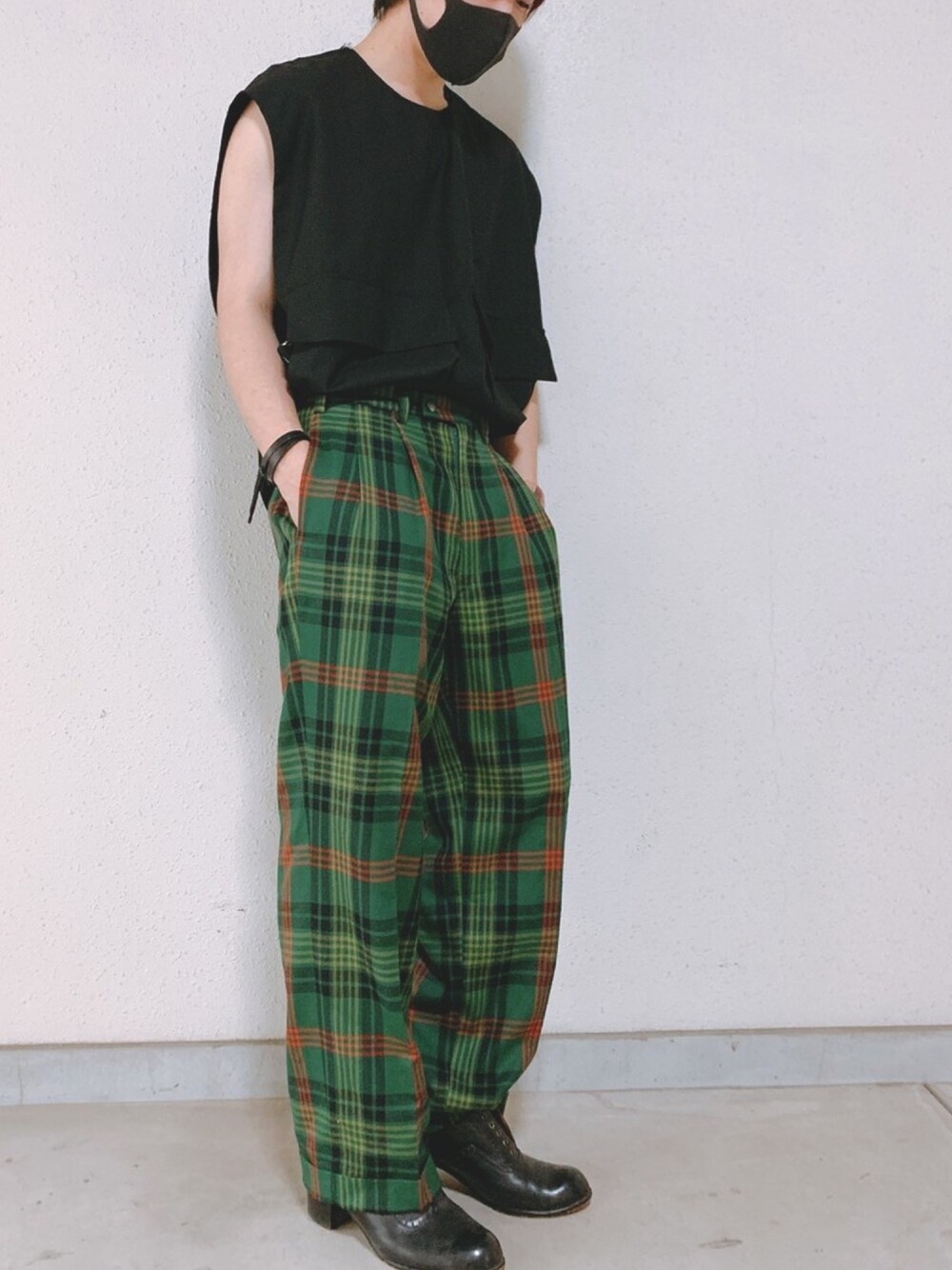 「シンプルコーデ、ベスト、ハレ(HARE)、ハレ、チェックパンツ、夏コーデ、ストリートMIX、ootd」｜「MIL SPECのアイテム（パンツ、グリーン系）」を使った、シャツ男 さん（メンズ・167cm）の春コーディネートの1枚目の写真