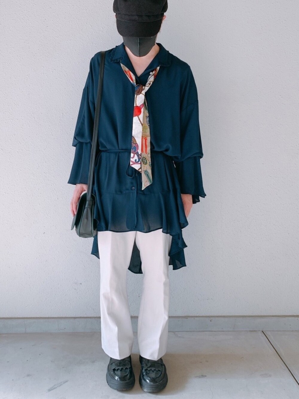 「PAMEO POSE、古着、春コーデ、夏コーデ、フレアパンツ、ローファー、スカーフ、モード、白パンツ、ootd」｜「PAMEO POSEのRUFFLE SHIRT（シャツ/ブラウス、ブルー系）」を使った、シャツ男 さん（メンズ・167cm）の春コーディネートの1枚目の写真