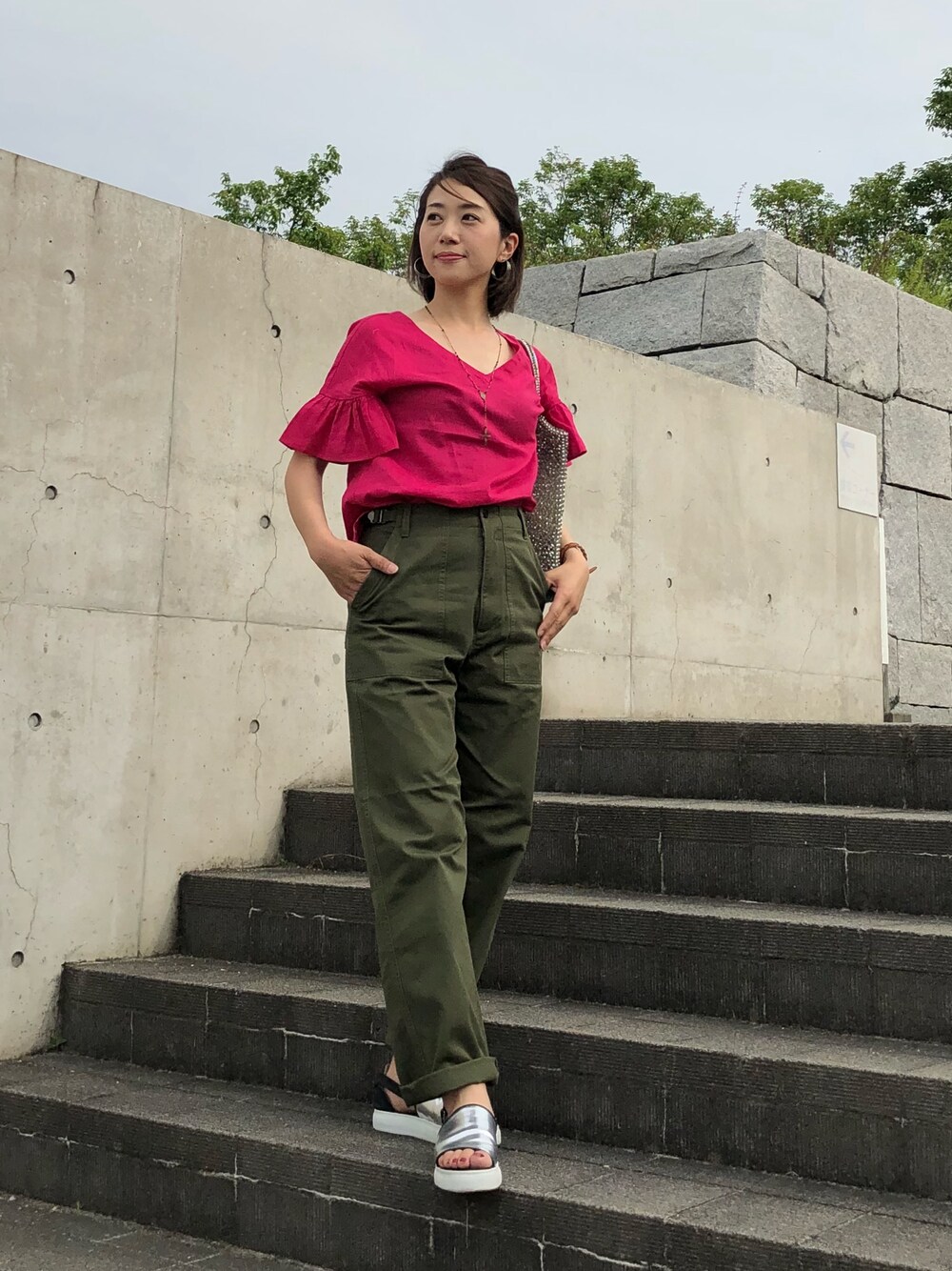 「大人カジュアル、ベーカーパンツ、カーキ、ピンク、シルバー、シルバーサンダル、休日スタイル、きまわしコーデ」｜「Spick & Spanのコンパクトチノベイカーパンツ◆（その他パンツ、グリーン系）」を使った、Ayaさん（レディース・160cm）の春コーディネートの1枚目の写真
