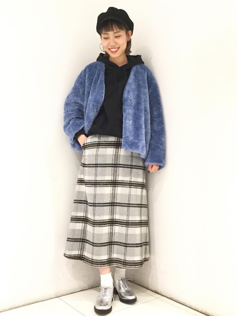 「大人カジュアル、ファーコート、チェックスカート、ローリーズファーム(LOWRYS FARM)、シルバーシューズ」｜「LOWRYS FARMのファーノーカラーコート　770869 （その他アウター、ブルー系）」を使った、SARAさん（レディース・162cm）の冬コーディネートの1枚目の写真