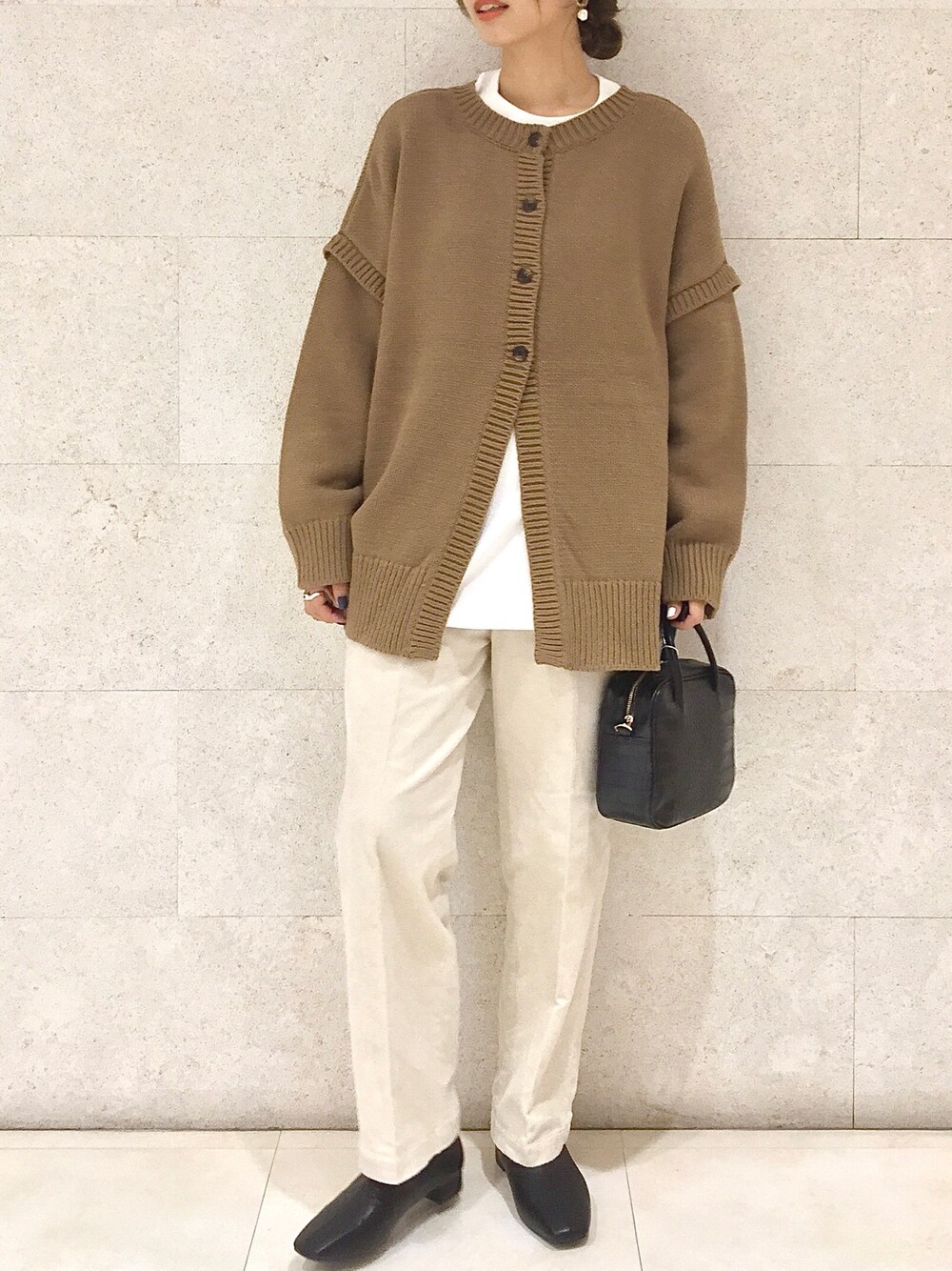 「LOWRYSFARM、ローリーズファーム(LOWRYS FARM)、カジュアル、大人カジュアル、メンズライク、コーデュロイ」｜「LOWRYS FARMの２ＷＡＹバックスリットカーディガン　895727（ニット/セーター、ブラウン系）」を使った、SARAさん（レディース・162cm）の秋コーディネートの1枚目の写真
