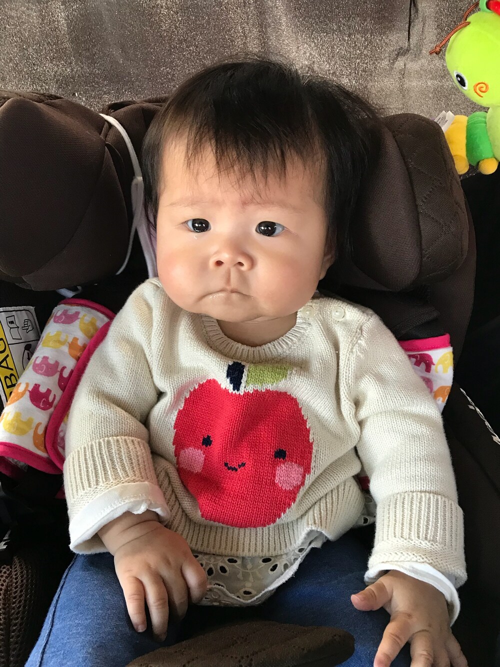 「キッズコーデ、ベビーコーデ、チャイルドシート、生後6ヶ月、秋のコーデ」｜「UNIQLOのアイテム（パンツ、ブルー系）」を使った、FUKUSUKE＆saeさん（キッズ・70cm）の秋コーディネートの1枚目の写真