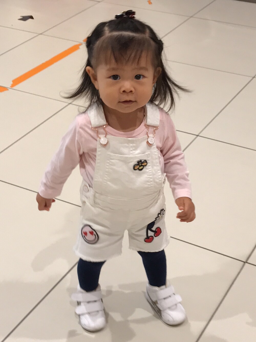 「オーバーオール、秋のコーデ、プチプラ、スニーカー、女の子、カジュアル」｜「ASICSのアイテム（スニーカー、ホワイト系）」を使った、FUKUSUKE＆saeさん（キッズ・80cm）の秋コーディネートの1枚目の写真