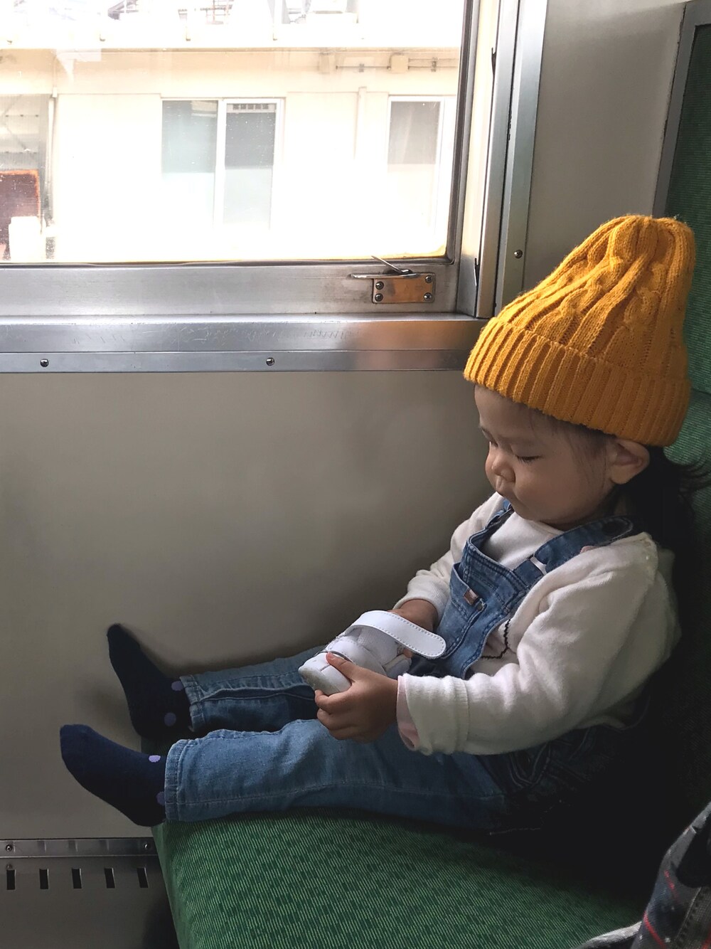 「真岡鐵道、秋コーデ、カジュアル、ニット帽、kids、1歳、1歳6ヶ月、プチプラ、デニム」｜「西松屋のアイテム（ソックス/靴下、ブルー系）」を使った、FUKUSUKE＆saeさん（キッズ・80cm）の秋コーディネートの1枚目の写真