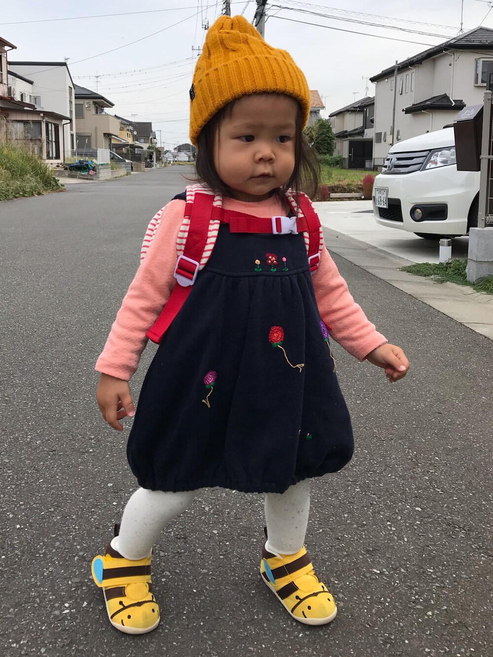 「プチプラコーデ、おんなのこ、リュック、スニーカー、ニット、1歳、1歳6ヶ月、キッズ、女の子」｜「ASICSのアイテム（スニーカー、その他）」を使った、FUKUSUKE＆saeさん（キッズ・80cm）の秋コーディネートの1枚目の写真