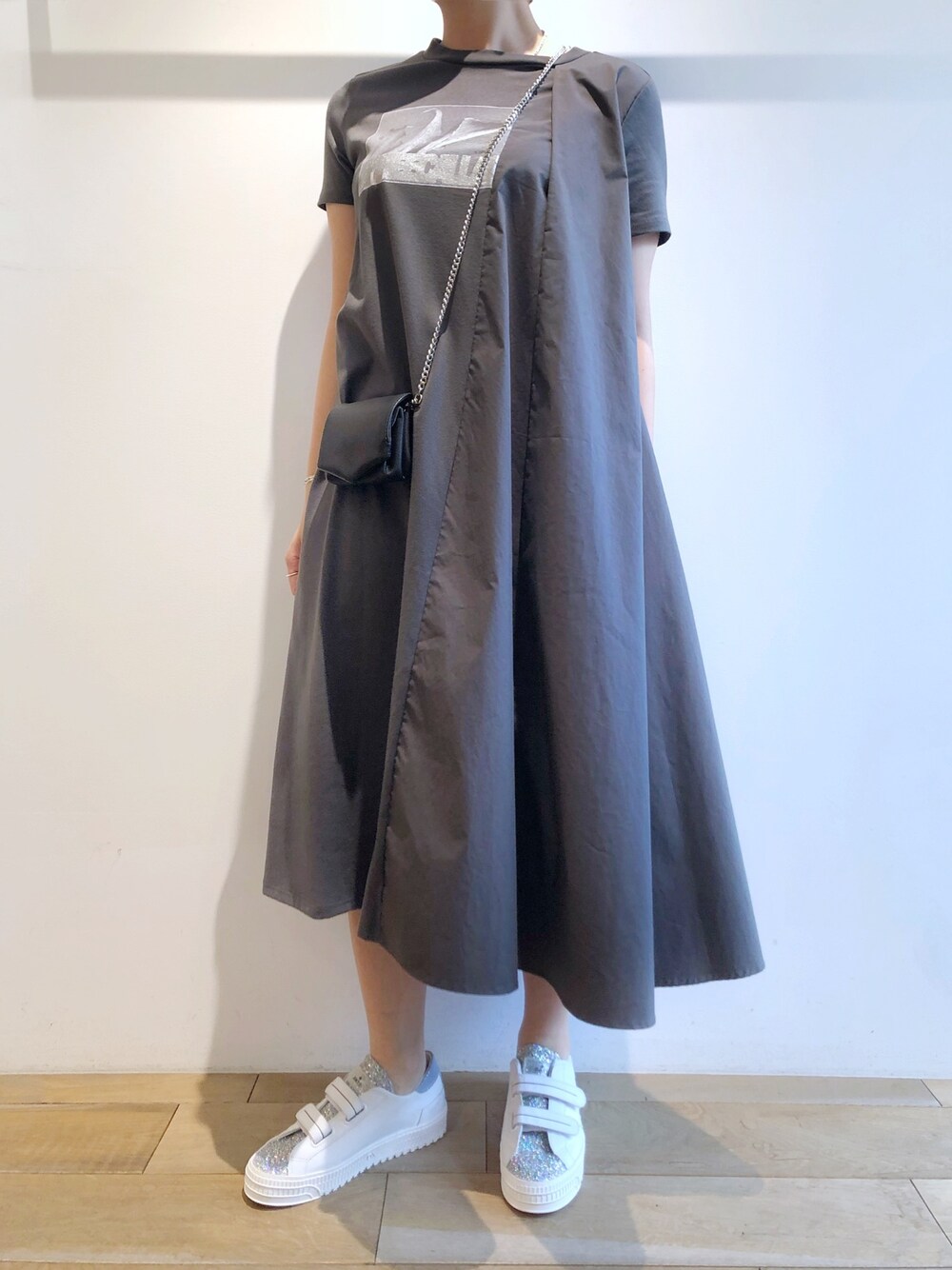 「B2nd、rekisami、オトナカジュアル、ワンピース、オトナ女子、春服、休日コーデ、着回しコーデ、スニーカー」｜「REKISAMIのREKISAMI（レキサミ）別注ロゴ切り替えワンピース（ワンピース、グレー系）」を使った、T.yukikoさん（レディース・157cm）の春コーディネートの1枚目の写真