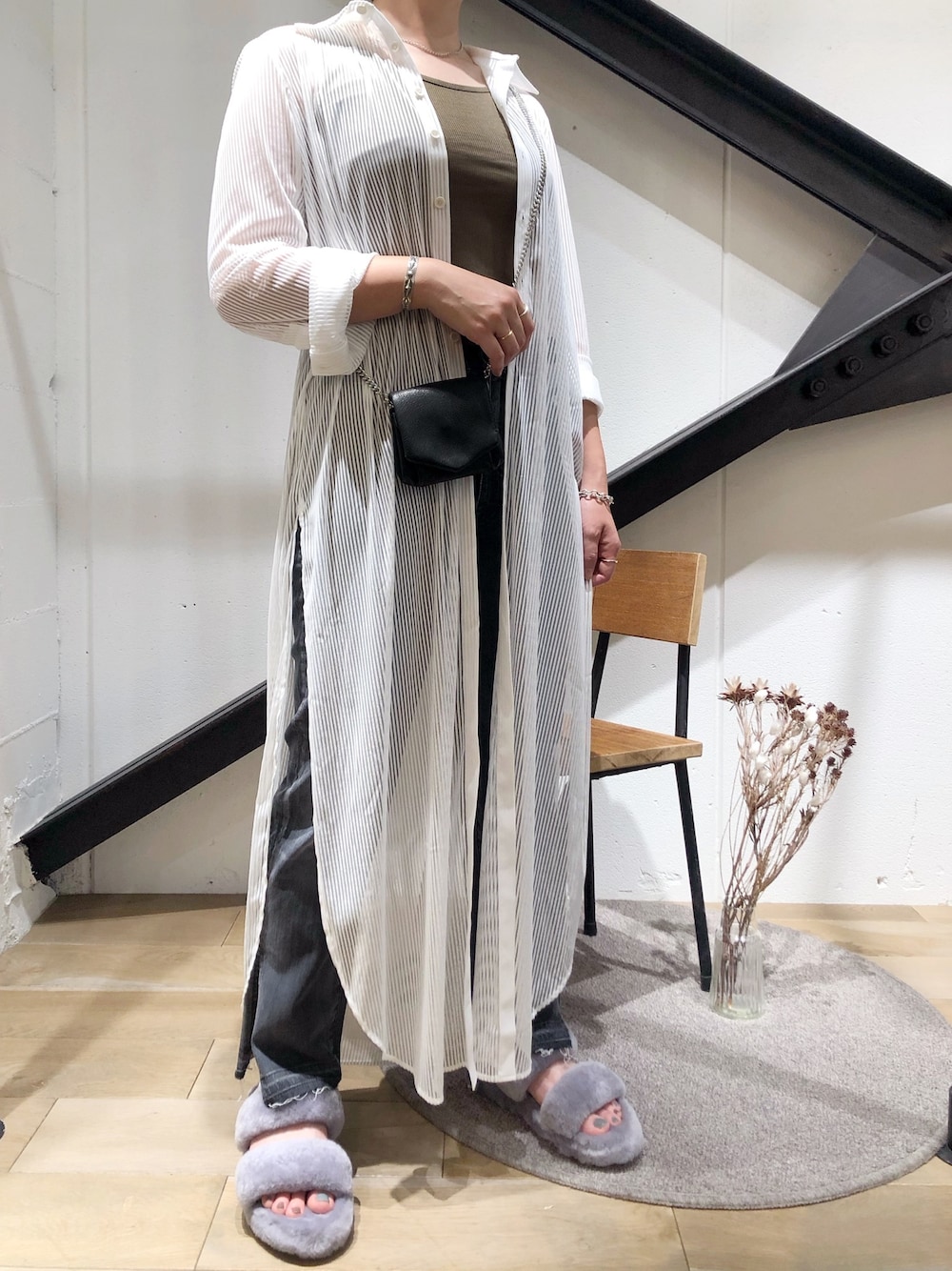 「B2nd、夏、シンプルコーデ、シアーシャツ、シアー、シースルー、デニム、透け感、サンダル、UGG」｜「bajraのbajra（バジュラ）チュールストライプロングシャツ（シャツ/ブラウス、ホワイト系）」を使った、T.yukikoさん（レディース・157cm）の春コーディネートの1枚目の写真
