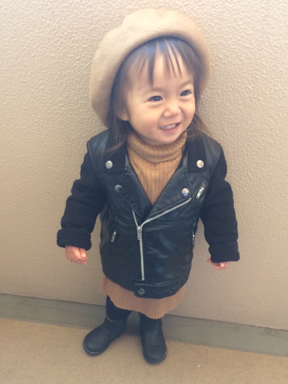 「ニットワンピース、ベレー帽、ライダースジャケット、キッズコーデ、2歳、シンプルコーデ」｜「atmos/atmos girlsのPixyPlanet Kids Basque Beret（ハンチング/ベレー帽、ベージュ系）」を使った、yuaさん（キッズ・80cm）の冬コーディネートの1枚目の写真