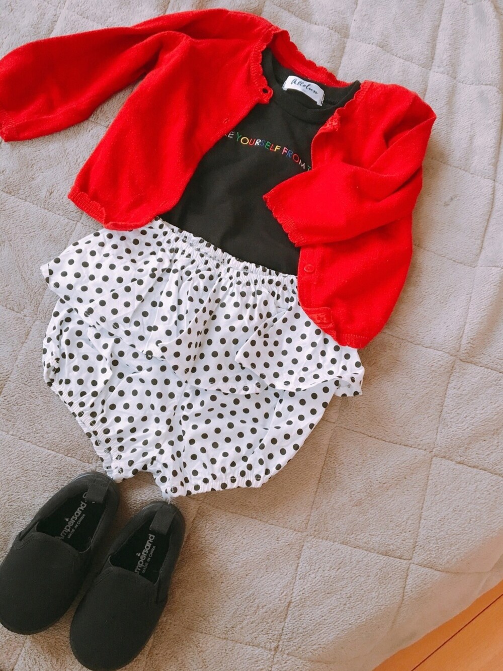「ディズニーコーデ、ミニーちゃん、フリルパンツ、dadakids、いつかのコーデ」｜「H&Mのアイテム（カーディガン/ボレロ、レッド系）」を使った、M&K&Kさん（キッズ・80cm）の冬コーディネートの1枚目の写真